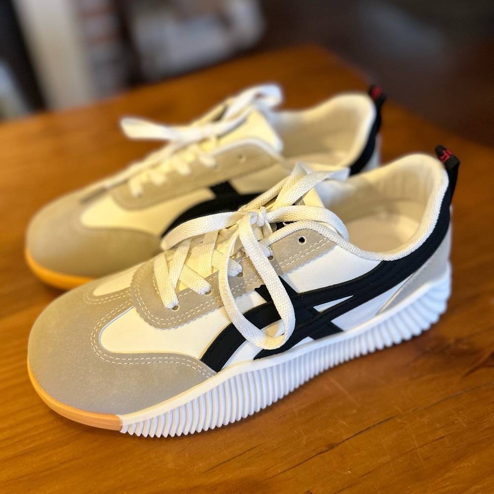 De Florance vintage sneakers 7.5 NIB great for wide feet